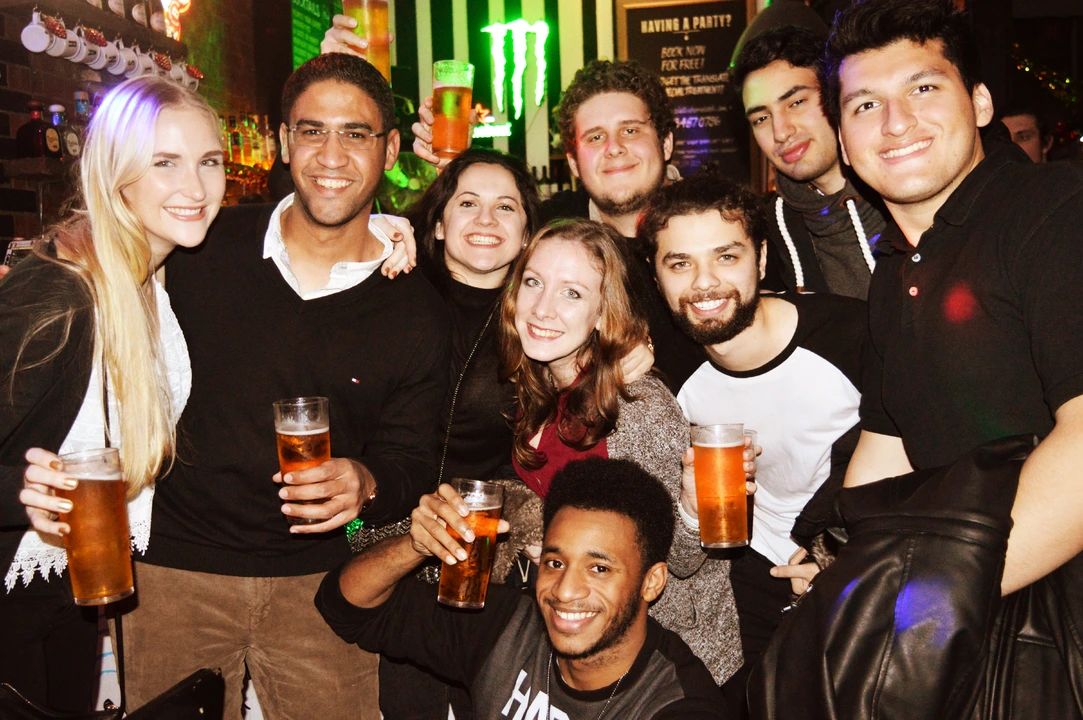 The Ultimate Bar Crawl: Exploring London's Nightlife One Drink at a Time