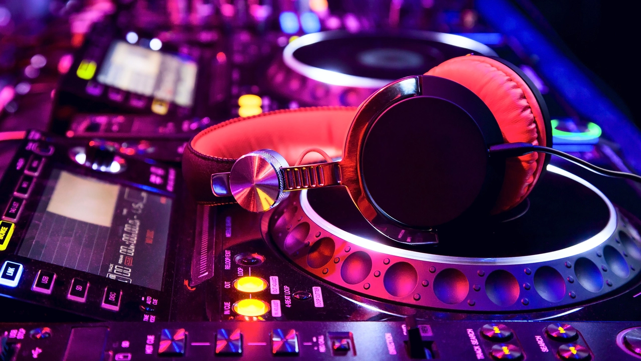 Nightlife in Dubai: The Best Spots for Live DJ Sets and Electronic Music