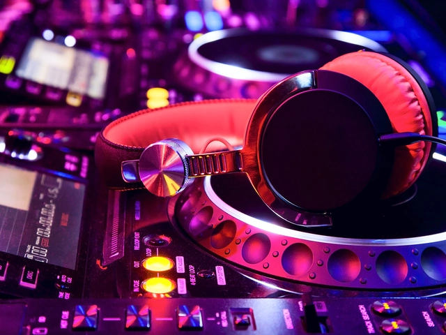 Nightlife in Dubai: The Best Spots for Live DJ Sets and Electronic Music